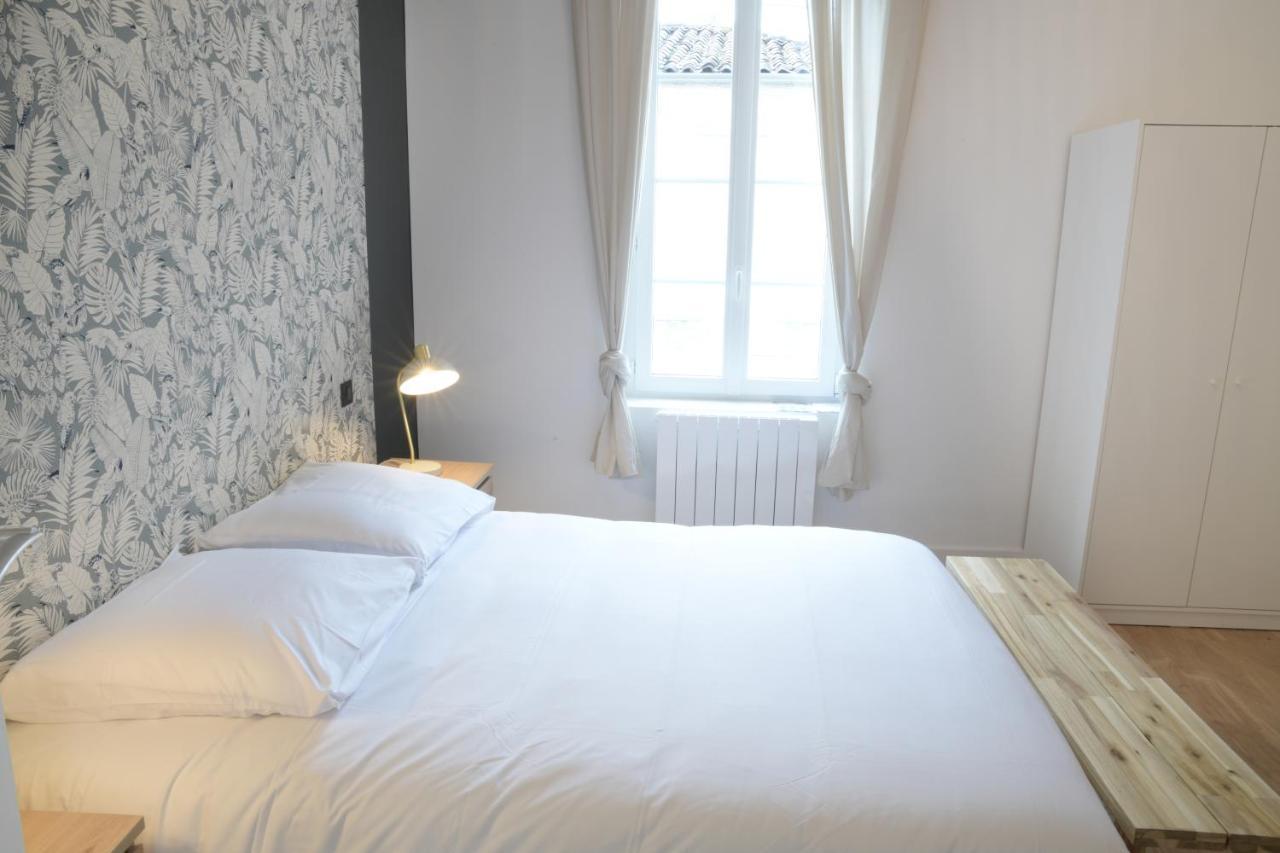T3 De Charme Situe En Hyper Centre Avec Wifi, Linge, Draps, Savons Et Serviettes Fournis Cognac Bilik gambar